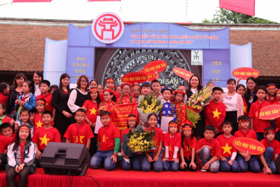 Các thầy cô giáo và các em học sinh trường Tiểu học Văn Yên.