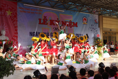 Các em học sinh biểu diễn văn nghệ chào mừng ngày Nhà giáo Việt Nam 20/11.