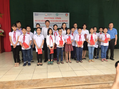 Các Bác sĩ chuyên khoa răng BV đa khoa Hà Đông tặng quà cho các bạn nhỏ trường Tiểu học Văn Yên.