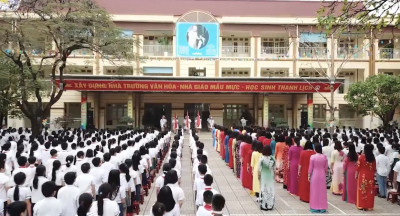 Các thầy cô giáo và các em học sinh trường Tiểu học Văn Yên trong giờ chào cờ đầu tuần.