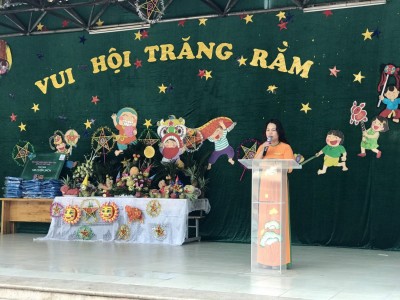 Cô Phương Thị Thìn- Hiệu trưởng nhà trường lên khai mạc Vui hội trăng rằm 2019.