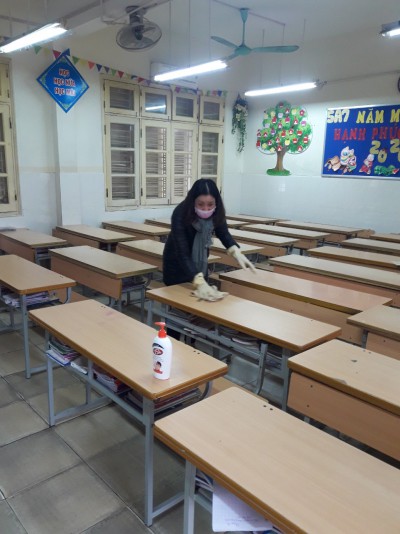 Trường Tiểu học Văn Yên tiếp tục công tác dọn dẹp vệ sinh sau khi phun thuốc khử trùng lần 2.