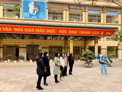 Trường Tiểu học Văn Yên  phun thuốc khử trùng trường học phòng virus Corona