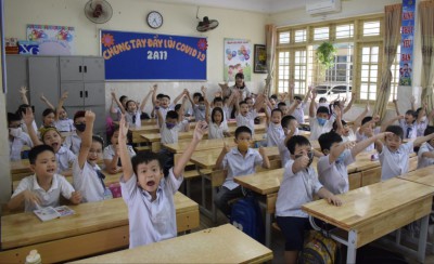 Các bạn học sinh hân hoan rạng rỡ nụ cười trong ngày đầu tiên quay trở lại trường.