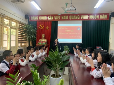 Cô giáo: Phương Thị Thìn - Hiệu trưởng nhà trường phát biểu trước buổi tọa đàm.