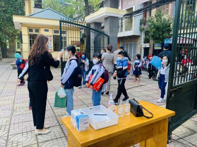 Học sinh Tiểu học Văn Yên ngày đầu đi học trở lại: Rộn ràng như ngày khai giảng