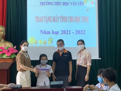 Trường Tiểu học Văn Yên trao máy tính cho học sinh.