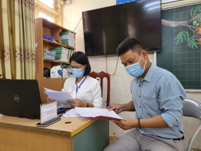 Công tác hỗ trợ phụ huynh trong ngày đầu tuyển sinh trực tuyến