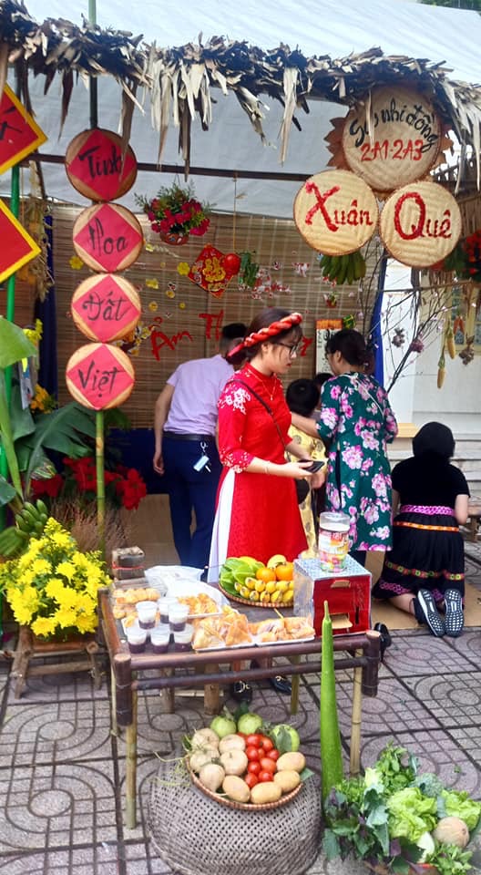 Hội chợ quê của giáo viên và học sinh trường Tiểu học Văn Yên