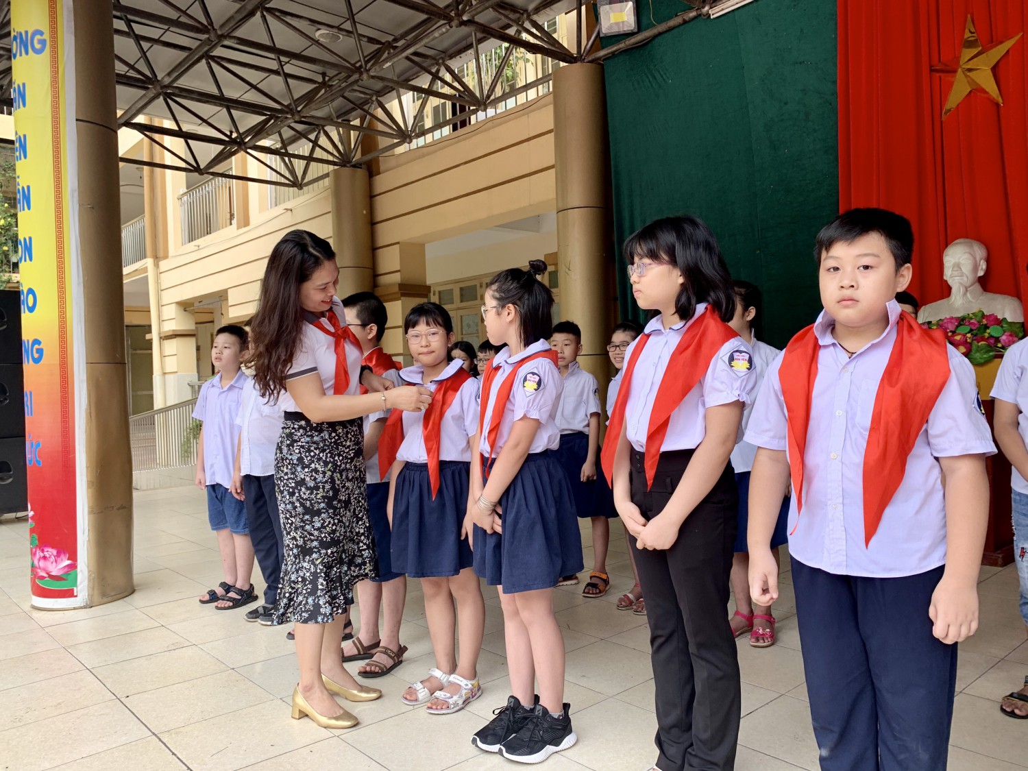 Cô giáo: Phương Thị Thìn - Hiệu trưởng nhà trường lên trao chiếc khăn quàng đỏ thắm cho các bạn đội viên mới.