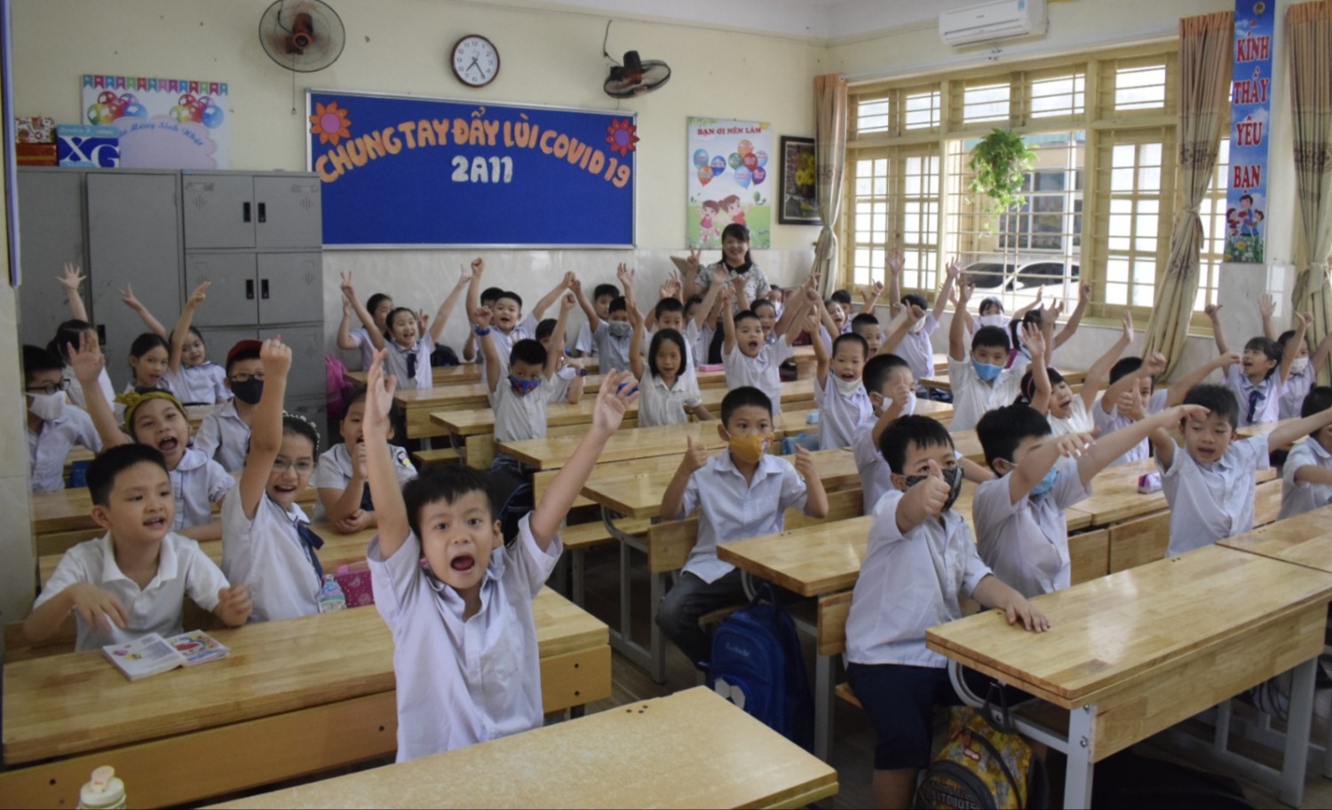 Các bạn học sinh hân hoan rạng rỡ nụ cười trong ngày đầu tiên quay trở lại trường.